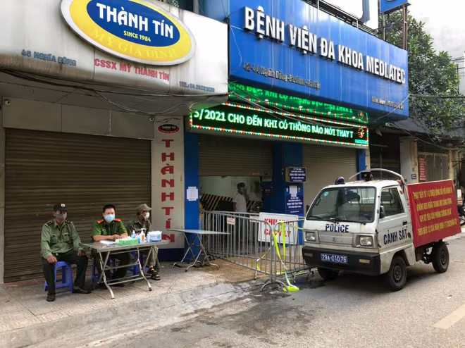 Chốt trực của CAP Phúc Xá, quận Ba Đình tại Bệnh viện đa khoa Medlatec. Chỉ huy CAP luôn căn dặn CBCS một điều: việc gì khó nhất, việc gì người dân cần giúp đỡ, phải làm bằng được Chốt trực của CAP Phúc Xá, quận Ba Đình tại Bệnh viện đa khoa Medlatec. Chỉ huy CAP luôn căn dặn CBCS một điều: việc gì khó nhất, việc gì người dân cần giúp đỡ, phải làm bằng được