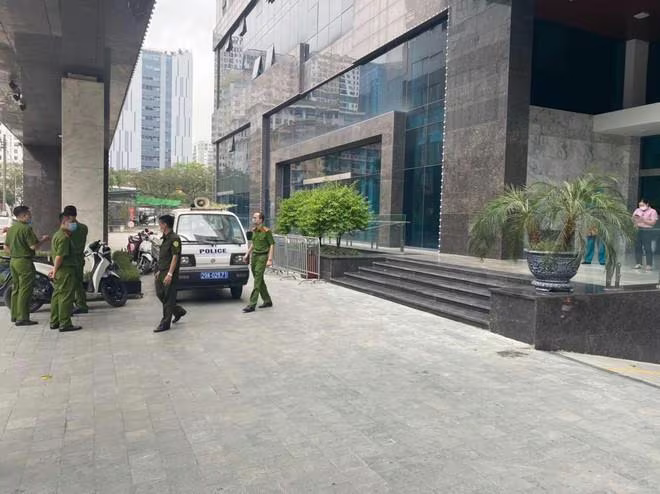 Tòa nhà chung cư The Legacy trên phố Ngụy Như Kon Tum, phường Nhân Chính, quận Thanh Xuân; điểm phong tỏa mới nhất tại Hà Nội được triển khai lúc trưa nay 9-5. Lại có thêm "mặt trận" mới, mà ở đó đối với mỗi CBCS Công an: đảm bảo an toàn cho nhân dân là mục tiêu cao nhất. Tòa nhà chung cư The Legacy trên phố Ngụy Như Kon Tum, phường Nhân Chính, quận Thanh Xuân; điểm phong tỏa mới nhất tại Hà Nội được triển khai lúc trưa nay 9-5. Lại có thêm "mặt trận" mới, mà ở đó đối với mỗi CBCS Công an: đảm bảo an toàn cho nhân dân là mục tiêu cao nhất.