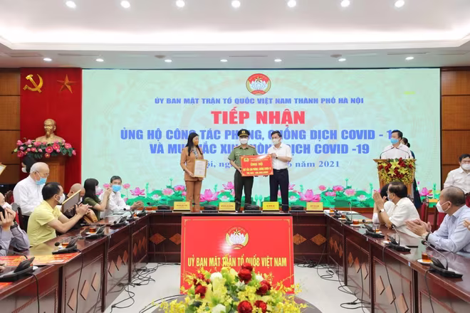 Thông qua Ủy ban MTTQ Việt Nam TP. Hà Nội, sáng 10-6, đại diện CAQ Hà Đông đã trao tặng, ủng hộ 108.000.000 đồng vào quỹ Vac-xin phòng, chống dịch bệnh Covid-19 Thông qua Ủy ban MTTQ Việt Nam TP. Hà Nội, sáng 10-6, đại diện CAQ Hà Đông đã trao tặng, ủng hộ 108.000.000 đồng vào quỹ Vac-xin phòng, chống dịch bệnh Covid-19