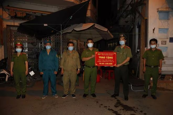 Ban chỉ huy CAQ Hà Đông động viên chốt trực phòng, chống dịch trên địa bàn Ban chỉ huy CAQ Hà Đông động viên chốt trực phòng, chống dịch trên địa bàn