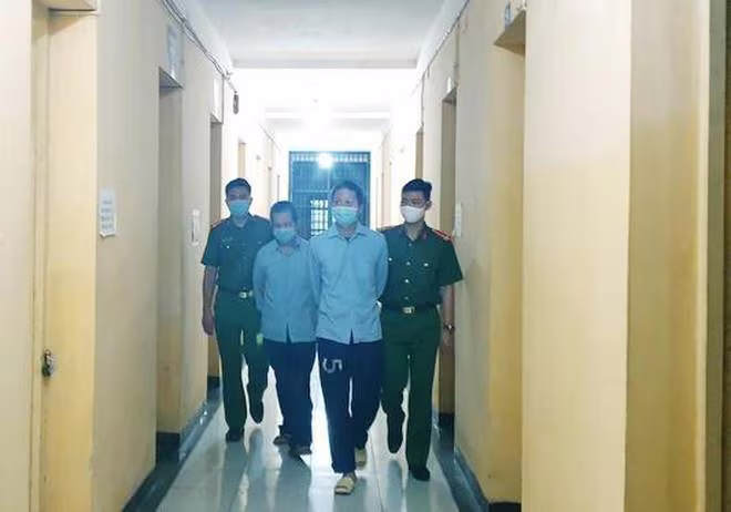 CQĐT dẫn giải 2 bị can trong vụ án liên quan đến chiêu trò Forex