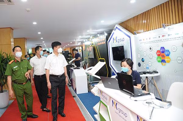 Trung tướng Nguyễn Duy Ngọc kiểm tra các khu vực trong Lễ tổng kết diễn ra ngày 22-6 tới đây Trung tướng Nguyễn Duy Ngọc kiểm tra các khu vực trong Lễ tổng kết diễn ra ngày 22-6 tới đây