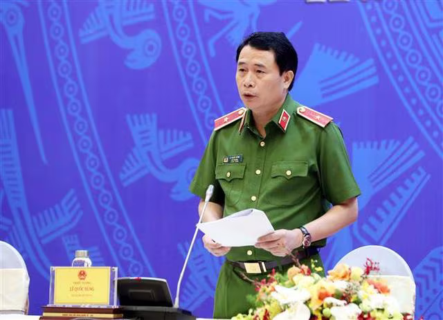 Thứ trưởng Bộ Công an Lê Quốc Hùng trả lời câu hỏi của các phóng viên Thứ trưởng Bộ Công an Lê Quốc Hùng trả lời câu hỏi của các phóng viên