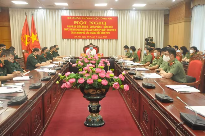 Tại điểm cầu TP. Hà Nội, dự hội nghị có đồng chí Lê Hồng Sơn - Phó Chủ tịch UBND Thành phố; Thiếu tướng Nguyễn Đình Lưu - Phó Tư lệnh Bộ Tư lệnh Thủ đô; Thiếu tướng Nguyễn Anh Tuấn - Phó Giám đốc CATP Hà Nội; cùng đại diện lãnh đạo các đơn vị trực thuộc Bộ Tư Lệnh Thủ đô, Công an Thành phố.