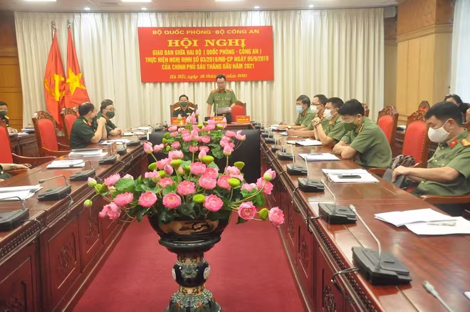 Thiếu tướng Nguyễn Anh Tuấn - , Phó Giám đốc CATP Hà Nội tham luận về “Công tác phối hợp với các đơn vị của Bộ Tư lệnh Thủ đô Hà Nội trong đảm bảo an ninh an toàn các sự kiện chính trị quan trọng của đất nước; một số kiến nghị nhằm nâng cao hiệu quả công tác phối hợp giữa 2 lực lượng trong thời gian tới”