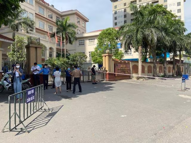 Phân luồng, "sàng lọc" người ra vào Viện Kiểm định quốc gia vắc xin và sinh phẩm y tế (ảnh chụp chiêu 21-7) Phân luồng, "sàng lọc" người ra vào Viện Kiểm định quốc gia vắc xin và sinh phẩm y tế (ảnh chụp chiêu 21-7)