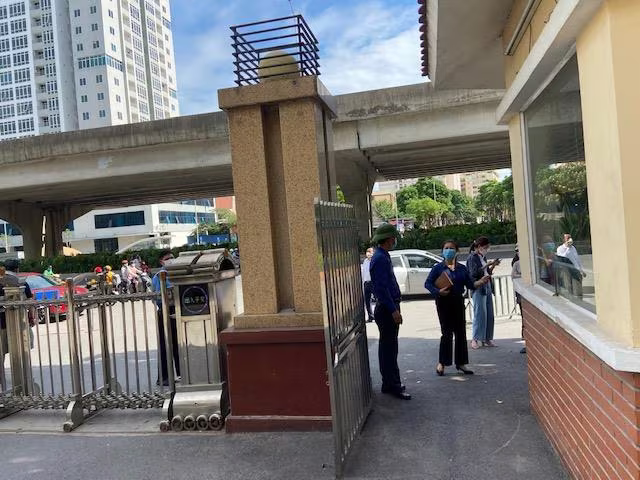 Bà Bùi Thị Kim Khuê – Chủ tịch UBND phường Đại Kim trao đổi với cán bộ của Viện Kiểm định quốc gia vắc xin và sinh phẩm y tế Bà Bùi Thị Kim Khuê – Chủ tịch UBND phường Đại Kim trao đổi với cán bộ của Viện Kiểm định quốc gia vắc xin và sinh phẩm y tế