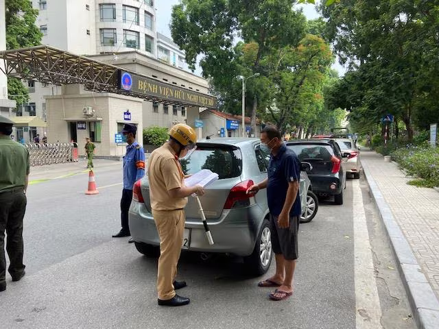 Kiểm tra giấy tờ và lý do ra đường của người điểu khiển ô tô Nhân viên y tế phường Bạch Đằng đối chiếu thông tin công dân Kiểm tra giấy tờ và lý do ra đường của người điểu khiển ô tô Nhân viên y tế phường Bạch Đằng đối chiếu thông tin công dân