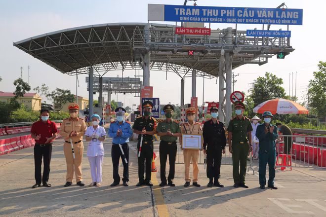 Thiếu tướng - Phó Giám đốc Đào Thanh Hải trao bằng khen của Chủ tịch thành phố tặng chốt kiểm soát phòng chống dịch bệnh cửa ngõ Thủ đô Thiếu tướng - Phó Giám đốc Đào Thanh Hải trao bằng khen của Chủ tịch thành phố tặng chốt kiểm soát phòng chống dịch bệnh cửa ngõ Thủ đô