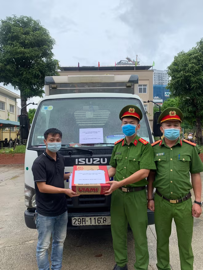 ...Chuyến hàng 3.000 gói mỳ tôm đã được chuyển vào TP. Hồ Chí Minh, thay lời chúc &quot;chiến thắng&quot;