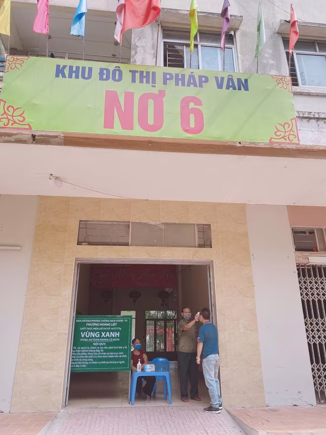 Mỗi &quot;vùng xanh&quot; đã và đang là &quot;pháo đài&quot; hiệu quả chặn giặc Covid; là điểm tựa vững chắc để mỗi ngày, hơn 100 cán bộ Công an, bộ đội, dân quân, nhân viên y tế quyết tâm hoàn thành xuất sắc nhiệm vụ đảm bảo ANTT khu cách ly Pháp Vân - Tứ Hiệp với 669 công dân đang &quot;tá túc&quot;
