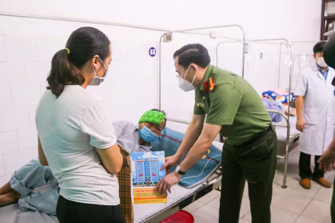 Đại tá Phạm Văn Long đến thăm, động viên và chúc đồng chí Nguyễn Hùng Minh sớm bình phục Đại tá Phạm Văn Long đến thăm, động viên và chúc đồng chí Nguyễn Hùng Minh sớm bình phục