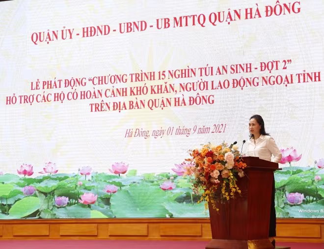 Đồng chí Cấn Thị Việt Hà - Phó Bí thư Quận ủy, Chủ tịch UBND quận Hà Đông phát biểu tại lễ phát động Đồng chí Cấn Thị Việt Hà - Phó Bí thư Quận ủy, Chủ tịch UBND quận Hà Đông phát biểu tại lễ phát động