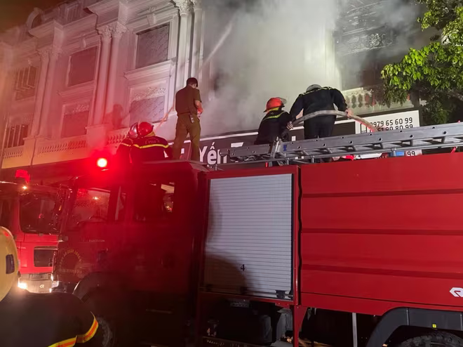 Ngọn lửa bùng phát trong đêm Ngọn lửa bùng phát trong đêm