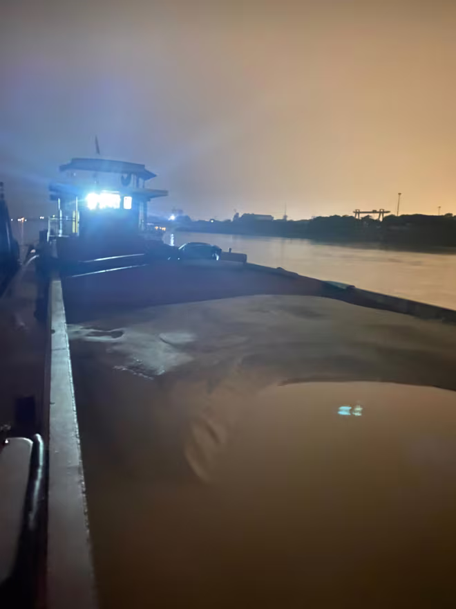 Một phương tiện thủy khai thác cát trái phép bị Công an huyện Gia Lâm phát hiện, xử lý sau nhiều ngày đêm trinh sát Một phương tiện thủy khai thác cát trái phép bị Công an huyện Gia Lâm phát hiện, xử lý sau nhiều ngày đêm trinh sát