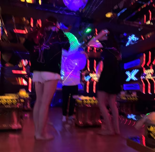 Khách đến với &quot;thánh địa&quot; thổi hít &quot;bóng cười&quot; đều là người trẻ