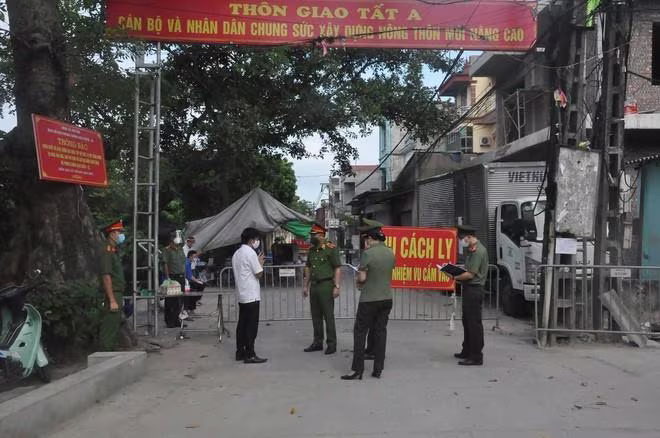 Thiếu tướng Nguyễn Thanh Tùng kiểm tra, chỉ đạo công tác phòng chống dịch Covid-19 tại địa bàn huyện Gia Lâm