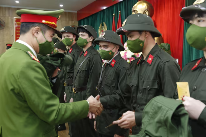 Đại tá Nguyễn Ngọc Quyền - Trưởng CAQ Hà Đông chúc mừng các tân binh Đại tá Nguyễn Ngọc Quyền - Trưởng CAQ Hà Đông chúc mừng các tân binh