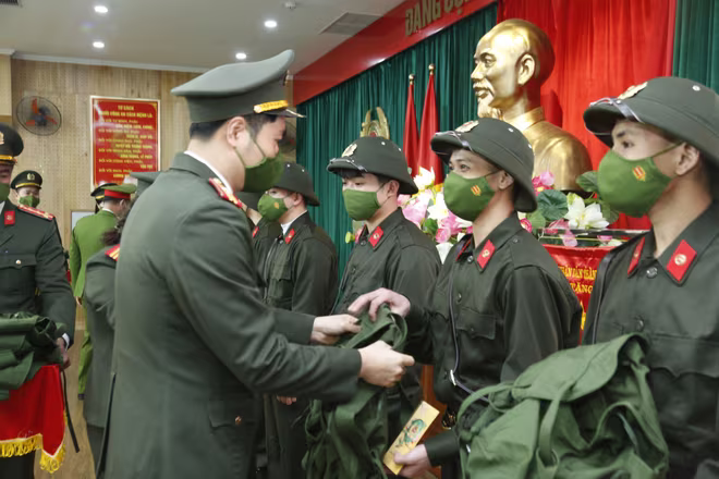 Thiếu tá Bùi Nhật Quang - Phó trưởng CAQ Hà Đông chúc mừng các tân binh Thiếu tá Bùi Nhật Quang - Phó trưởng CAQ Hà Đông chúc mừng các tân binh