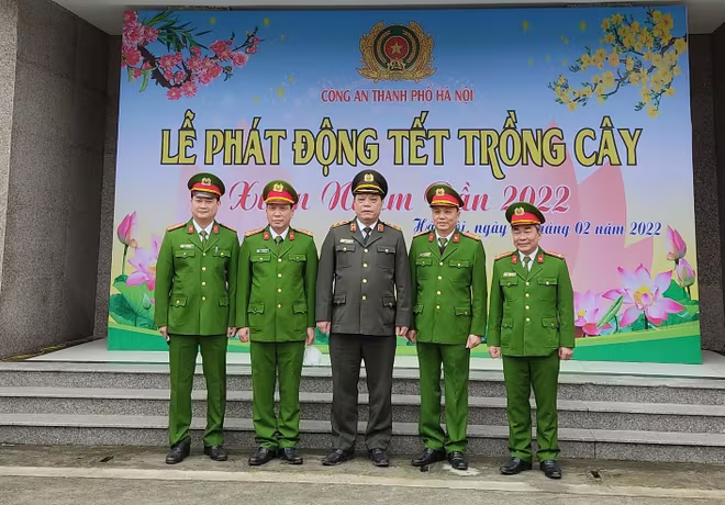 Trung tướng Nguyễn Hải Trung - Giám đốc CATP cùng các đồng chí trong Ban Giám thị trại tạm giam số 2 Trung tướng Nguyễn Hải Trung - Giám đốc CATP cùng các đồng chí trong Ban Giám thị trại tạm giam số 2