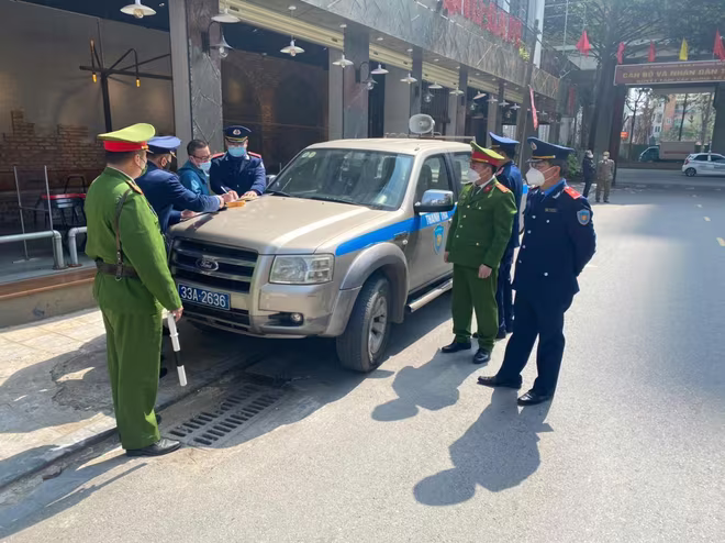 Liên ngành Công an và Thanh tra GTVT quận Hà Đông lập biên bản trường hợp vi phạm tại điểm ga Cát Linh - Hà Đông