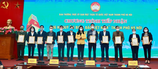 Các tập thể gửi tặng Quỹ &quot;Vì biển, đảo Việt Nam&quot; TP. Hà Nội