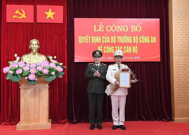 Trung tướng Tô Ân Xô trao Quyết định và tặng hoa chúc mừng Thiếu tướng Cao Đăng Hưng Trung tướng Tô Ân Xô trao Quyết định và tặng hoa chúc mừng Thiếu tướng Cao Đăng Hưng