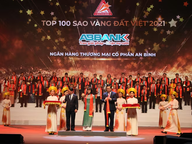 Đại diện của ABBANK nhận Giải thưởng Sao Vàng đất Việt 2021 Đại diện của ABBANK nhận Giải thưởng Sao Vàng đất Việt 2021