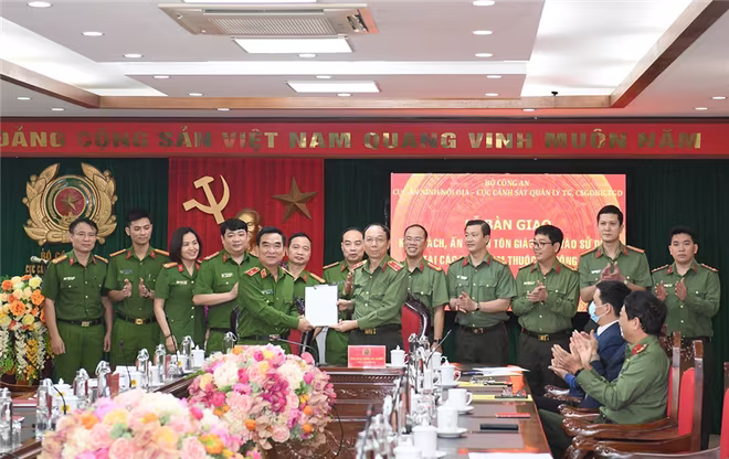 Đại diện lãnh đạo hai đơn vị ký Biên bản bàn giao Đại diện lãnh đạo hai đơn vị ký Biên bản bàn giao