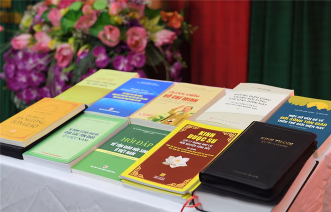 Bộ sách sẽ được đưa vào sử dụng tại Thư viện 54 trại giam thuộc Bộ Công an Bộ sách sẽ được đưa vào sử dụng tại Thư viện 54 trại giam thuộc Bộ Công an