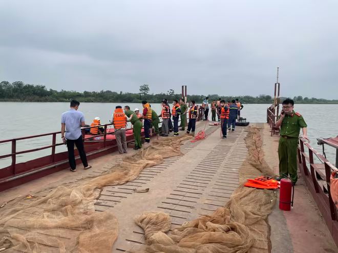 Phương tiện thủy được huy động để tiếp cận anh B. Phương tiện thủy được huy động để tiếp cận anh B.
