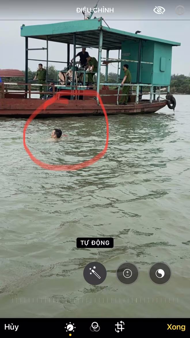 Anh B. có hơn 8 tiếng liên tục bơi trên sông Hồng (hình ảnh do lực lượng cứu hộ ghi lại) Anh B. có hơn 8 tiếng liên tục bơi trên sông Hồng (hình ảnh do lực lượng cứu hộ ghi lại)