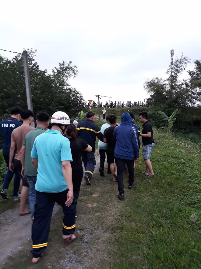 Sau hơn 8 tiếng, lực lượng chức năng mới giải cứu được anh B Sau hơn 8 tiếng, lực lượng chức năng mới giải cứu được anh B