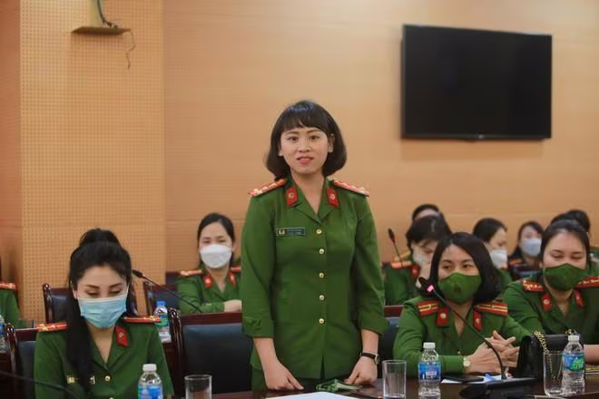Đại uý Vũ Thu Trang - Cảnh sát khu vực CAP Phúc La, quận Hà Đông tại chương trình gặp mặt biểu dương, đối thoại với các đồng chí nữ Cảnh sát khu vực, Công an xã hôm 26-3-2022, do Đảng ủy - Ban Giám đốc CATP Hà Nội tổ chức Đại uý Vũ Thu Trang - Cảnh sát khu vực CAP Phúc La, quận Hà Đông tại chương trình gặp mặt biểu dương, đối thoại với các đồng chí nữ Cảnh sát khu vực, Công an xã hôm 26-3-2022, do Đảng ủy - Ban Giám đốc CATP Hà Nội tổ chức