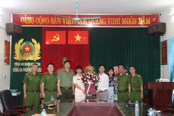 Chỉ huy CAQ Hà Đông và chính quyền cơ sở, BCH CAP Yết Kiêu chúc mừng Đại úy Vũ Thu Trang Chỉ huy CAQ Hà Đông và chính quyền cơ sở, BCH CAP Yết Kiêu chúc mừng Đại úy Vũ Thu Trang
