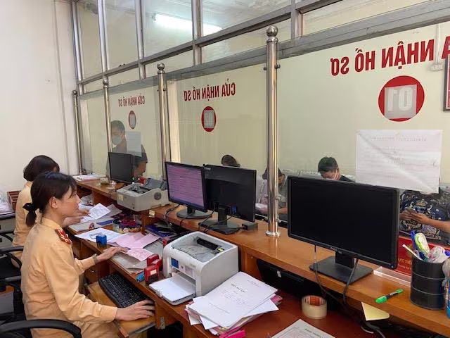 Phương tiện và nhân lực của các vị trí tại CAH Gia Lâm đã sẵn sàng &quot;chiến dịch&quot; cấp đăng ký mô tô, xe máy, ô tô cho người dân trên địa bàn
