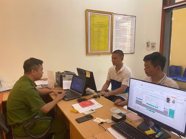 Người dân xã Ninh Hiệp đến cơ quan Công an tìm hiểu thủ tục cấp đăng ký phương tiện Người dân xã Ninh Hiệp đến cơ quan Công an tìm hiểu thủ tục cấp đăng ký phương tiện