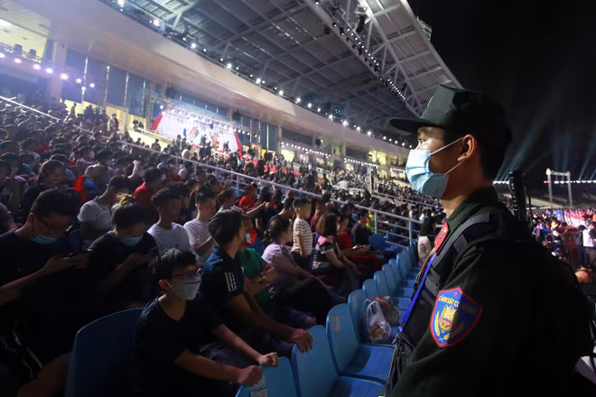 Chiến sỹ Công an Hà Nội làm nhiệm vụ tại trận thi đấu bóng đá nam SEA Games 31 Chiến sỹ Công an Hà Nội làm nhiệm vụ tại trận thi đấu bóng đá nam SEA Games 31