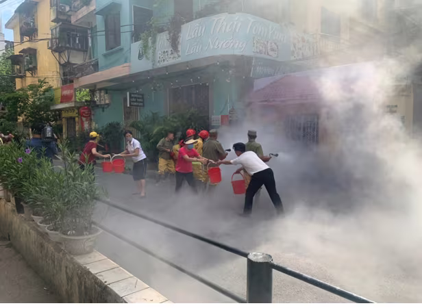 Người dân hỗ trợ lực lượng PCCC cơ sở thực tập phương án dập lửa Người dân hỗ trợ lực lượng PCCC cơ sở thực tập phương án dập lửa