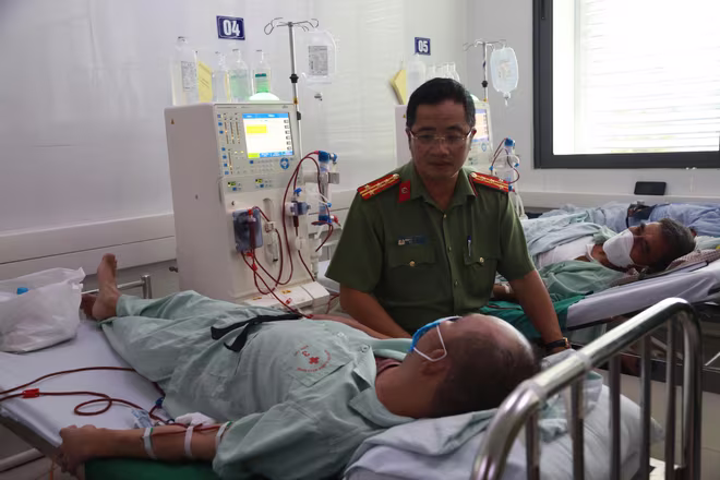 Đại tá Nguyễn Thành Long thăm hỏi sức khỏe đồng chí Nguyễn Khắc Hùng Đại tá Nguyễn Thành Long thăm hỏi sức khỏe đồng chí Nguyễn Khắc Hùng