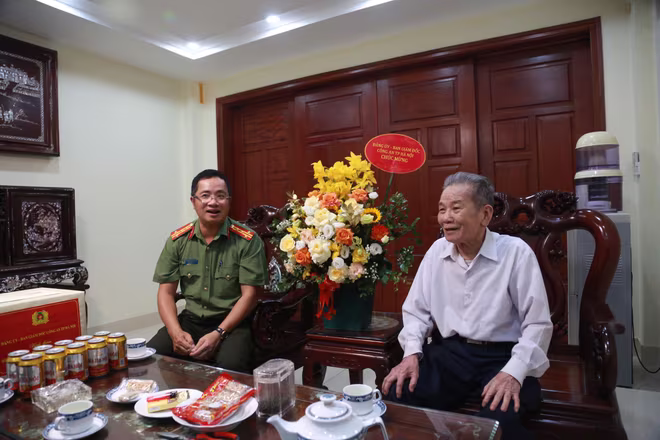 Đại tá Nguyễn Thành Long trò chuyện cùng đồng chí Kiều Văn Thược, nguyên Giám đốc Công an tỉnh Hà Tây (cũ) Đại tá Nguyễn Thành Long trò chuyện cùng đồng chí Kiều Văn Thược, nguyên Giám đốc Công an tỉnh Hà Tây (cũ)