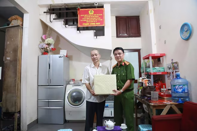 Đại tá Trần Ngọc Dương - Phó Giám đốc CATP tặng quà thân nhân liệt sỹ