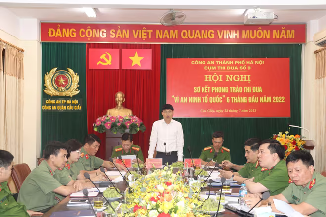 Lãnh đạo quận Cầu Giấy phát biểu tại hội nghị Lãnh đạo quận Cầu Giấy phát biểu tại hội nghị