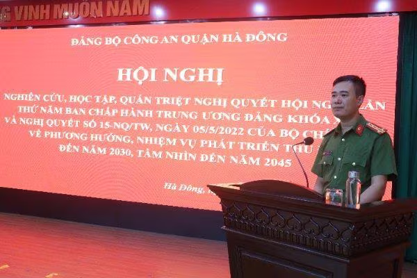 Đại tá Nguyễn Ngọc Quyền -Bí thư Đảng ủy, Trưởng CAQ Hà Đông phát biểu tại hội nghị Đại tá Nguyễn Ngọc Quyền -Bí thư Đảng ủy, Trưởng CAQ Hà Đông phát biểu tại hội nghị