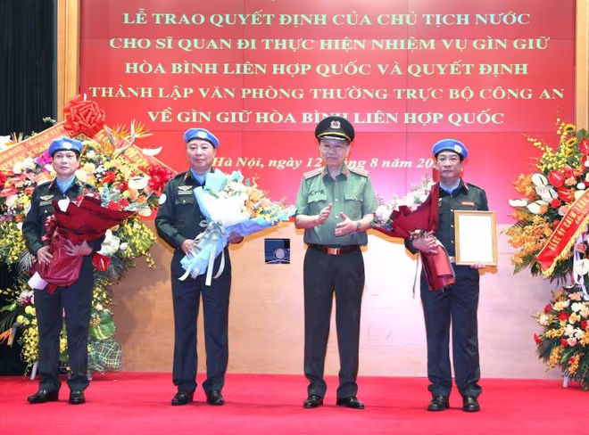 Bộ trưởng Tô Lâm trao Quyết định về việc thành lập Văn phòng Thường trực Bộ Công an về GGHB LHQ và tặng hoa các đồng chí lãnh đạo Văn phòng Thường trực Bộ trưởng Tô Lâm trao Quyết định về việc thành lập Văn phòng Thường trực Bộ Công an về GGHB LHQ và tặng hoa các đồng chí lãnh đạo Văn phòng Thường trực