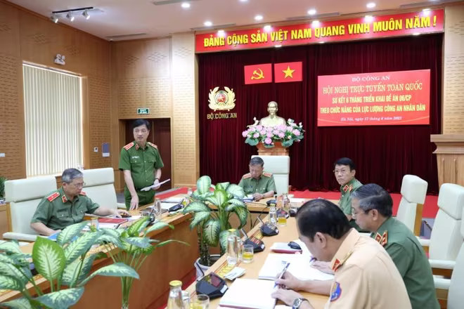 Trung tướng Nguyễn Duy Ngọc điều hành tham luận