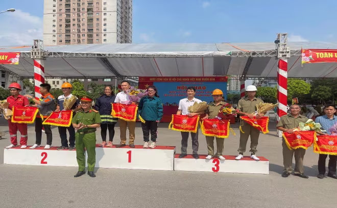 Ban Tổ chức trao giải cho các đội tuyển đạt thành tích cao Ban Tổ chức trao giải cho các đội tuyển đạt thành tích cao