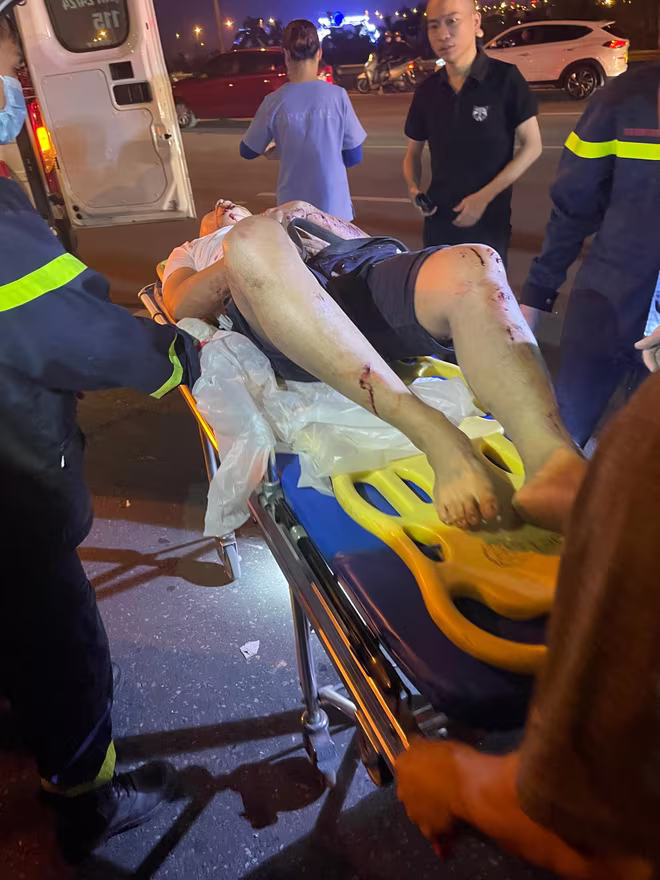 Người bị nạn được giải cứu khỏi cabin Người bị nạn được giải cứu khỏi cabin