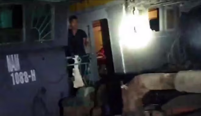 Một phương tiện thủy đang khai thác cát trái phép bị bắt quả tang