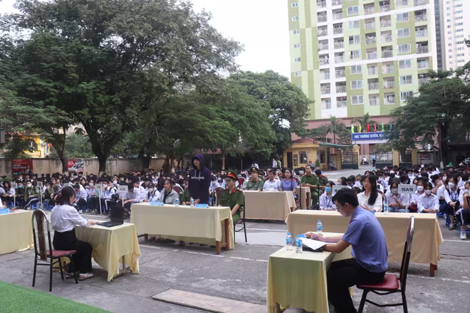 Phiên toà giả định diễn ra như buổi xét xử thực sự Phiên toà giả định diễn ra như buổi xét xử thực sự